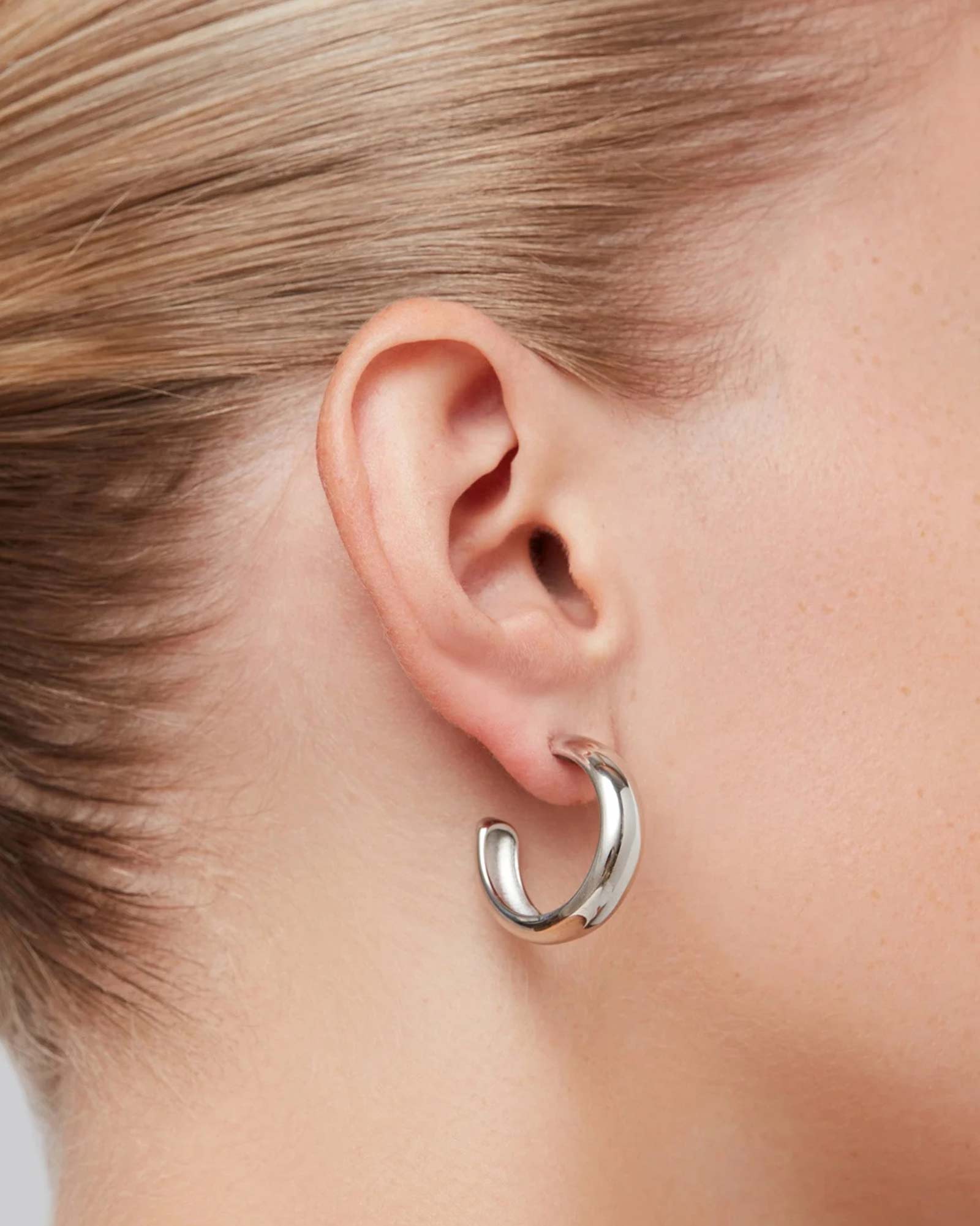 Staple Hoop Earrings - Medium Rhodium Ion Plated